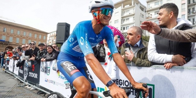 &iexcl;Victoria! Isaac del Toro levanta el tridente en el Tirreno-Adri&aacute;tico 2026