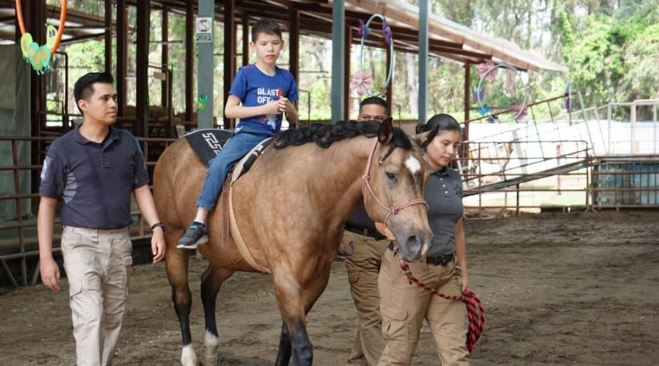 El Centro de Equinoterapia Artemisa aumentó su capacidad de respuesta para niños y niñas con diferentes padecimientos y discapacidades. ESPECIAL / Policía de Guadalajara