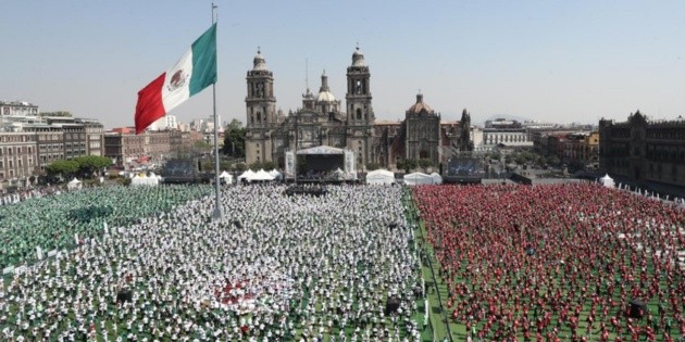 Ciudad de M&eacute;xico logra R&eacute;cord Guinness con la clase de futbol m&aacute;s grande del mundo