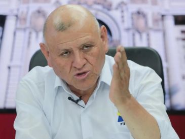 Fotografía cedida este domingo por la agencia Andina que muestra a Napoleón Becerra García, candidato presidencial por el Partido de los Trabajadores y Emprendedores. EFE/V. Calderón