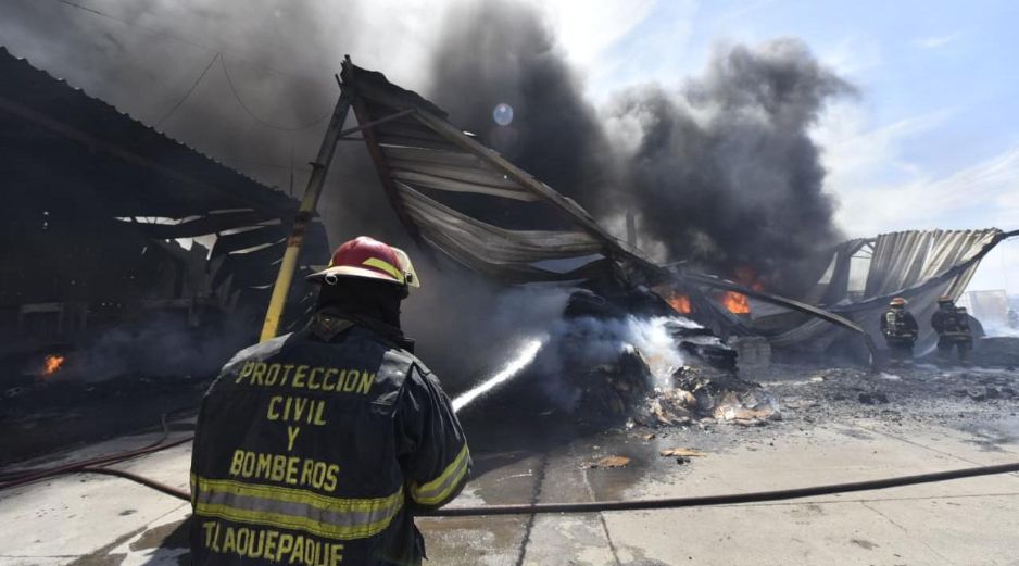 Bomberos estatales y municipales atienden el incendio. ESPECIAL/Protección Civil Jalisco