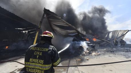 Bomberos estatales y municipales atienden el incendio. ESPECIAL/Protección Civil Jalisco