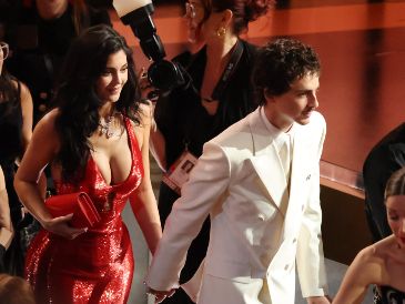 El rostro del actor, acompañado de su pareja, Kylie Jenner, fue captado y, visiblemente avergonzado, lanzó una carcajada nerviosa, mientras que su novia se mantenía hermética. EFE/ C. TORRES.