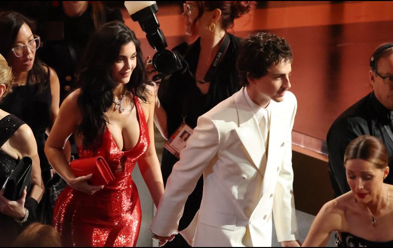El rostro del actor, acompañado de su pareja, Kylie Jenner, fue captado y, visiblemente avergonzado, lanzó una carcajada nerviosa, mientras que su novia se mantenía hermética. EFE/ C. TORRES.