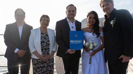 En el brindis oficial, el Presidente municipal reiteró sus mejores deseos para los nuevos matrimonios. AYUNTAMIENTO DE CHAPALA