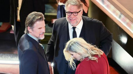 Ethan Hawke y Guillermo del Toro conversan de manera casual durante la edición 98 de los Oscar en el Dolby Theatre de Hollywood, en Los Ángeles, California. AFP