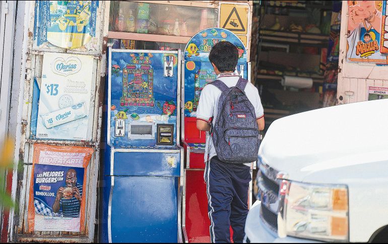Un joven juega en una máquina tragamonedas instalada en un comercio. EL INFORMADOR/ J. Acosta