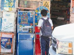Un joven juega en una máquina tragamonedas instalada en un comercio. EL INFORMADOR/ J. Acosta