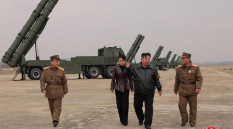 Corea del Norte lanzó hasta una docena de misiles en un ejercicio de prueba este fin de semana. EFE / KCNA