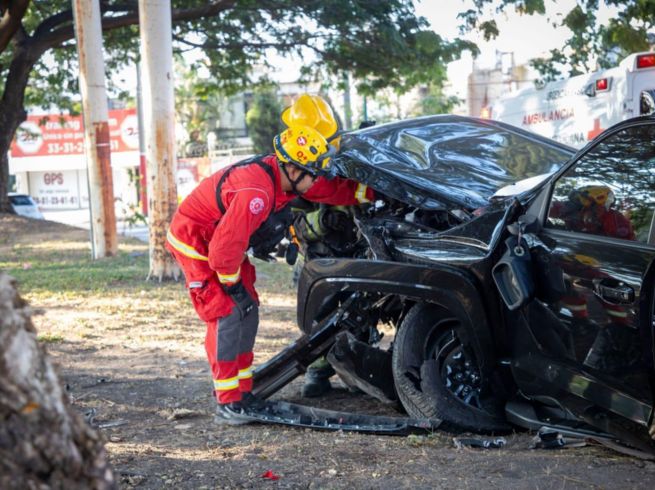 Protección Civil y Bomberos de Guadalajara acudió al punto tras recibir el reporte inicial de personas prensadas tras un choque. ESPECIAL
