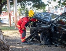 Protección Civil y Bomberos de Guadalajara acudió al punto tras recibir el reporte inicial de personas prensadas tras un choque. ESPECIAL