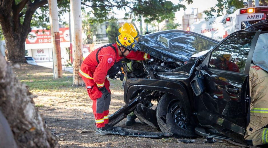 Protección Civil y Bomberos de Guadalajara acudió al punto tras recibir el reporte inicial de personas prensadas tras un choque. ESPECIAL