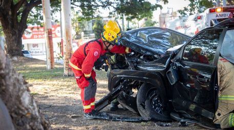 Protección Civil y Bomberos de Guadalajara acudió al punto tras recibir el reporte inicial de personas prensadas tras un choque. ESPECIAL