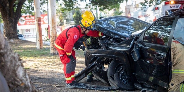 Accidentes en Jalisco: Veh&iacute;culo choca contra un &aacute;rbol en la colonia Chapalita, Guadalajara; hay un lesionado