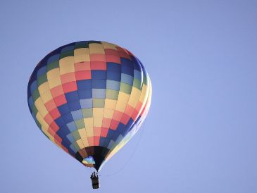 Los vuelos de globos aerostáticos han crecido en los últimos años por la vista de las pirámides, pero registra incidentes frecuentes. Unsplash