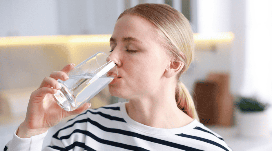 Preparar agua con electrolitos en casa puede ser una alternativa sencilla para apoyar la hidratación diaria, especialmente en momentos de calor, actividad física o cuando el cuerpo necesita recuperar líquidos y minerales perdidos. CANVA