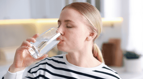 Preparar agua con electrolitos en casa puede ser una alternativa sencilla para apoyar la hidratación diaria, especialmente en momentos de calor, actividad física o cuando el cuerpo necesita recuperar líquidos y minerales perdidos. CANVA