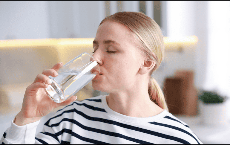 Preparar agua con electrolitos en casa puede ser una alternativa sencilla para apoyar la hidratación diaria, especialmente en momentos de calor, actividad física o cuando el cuerpo necesita recuperar líquidos y minerales perdidos. CANVA