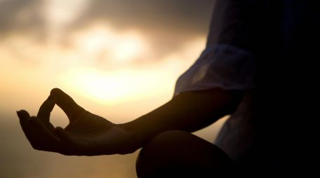 El yoga caliente consiste en realizar posturas y ejercicios de respiración en espacios con temperaturas elevadas, generalmente entre 35 y 40 grados Celsius. ESPECIAL / CANVA