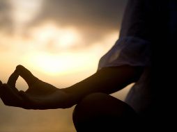 El yoga caliente consiste en realizar posturas y ejercicios de respiración en espacios con temperaturas elevadas, generalmente entre 35 y 40 grados Celsius. ESPECIAL / CANVA