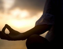 El yoga caliente consiste en realizar posturas y ejercicios de respiración en espacios con temperaturas elevadas, generalmente entre 35 y 40 grados Celsius. ESPECIAL / CANVA