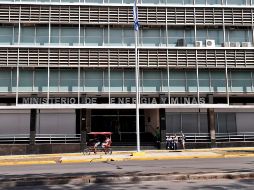 Personas transitan este lunes frente al Ministerio de Energía y Minas en La Habana; Cuba sufrió un nuevo apagón nacional, el sexto en apenas año y medio, informó el Ministerio de Energía y Minas (Minem). EFE/ E. Mastrascusa