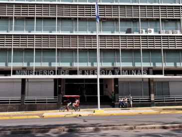 Personas transitan este lunes, frente al Ministerio de Energía y Minas, en La Habana. Cuba sufrió un nuevo apagón nacional, el sexto en apenas año y medio, informó el Ministerio de Energía y Minas (Minem). EFE/ E. Mastrascusa
