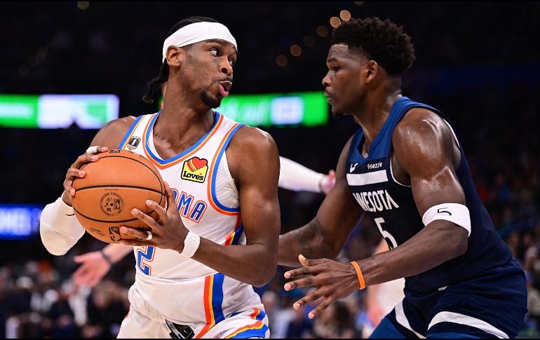 Shai Gilgeous-Alexander, comandando a los campeones en otra gran temporada, pinta como el favorito al Jugador Más Valioso. AFP/ J. GATELEY.