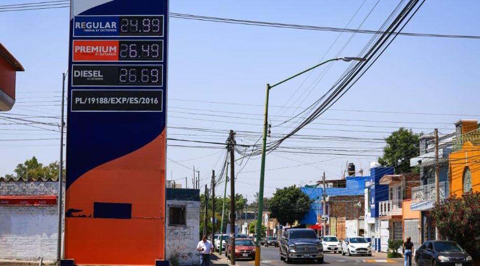 Automovilistas, taxistas y operadores del transporte público señalan que el aumento en el costo del combustible impacta directamente en su economía. EL INFORMADOR/J. Acosta