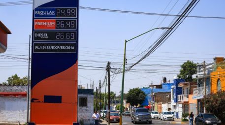 Automovilistas, taxistas y operadores del transporte público señalan que el aumento en el costo del combustible impacta directamente en su economía. EL INFORMADOR/J. Acosta