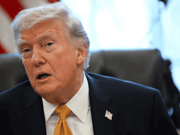 "Deberían estar ayudándonos. Lo que me sorprende es que no estén ansiosos por ayudarme", dijo Trump.  AFP