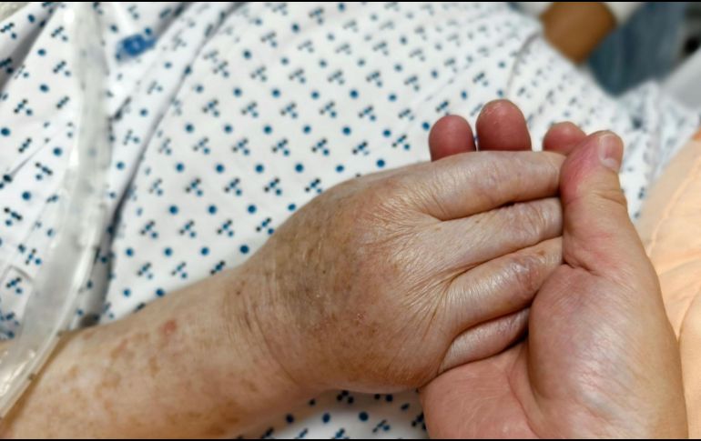 Un emotivo video que muestra la despedida de una pareja de adultos mayores ha generado miles de reacciones en redes sociales. CANVA