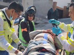 En el lugar, personal del Escuadrón de Rescate y Urgencias Médicas localizó al trabajador en el fondo del barranco con el apoyo de vecinos de la zona, quienes también colaboraron para ubicar con precisión el punto donde había quedado el lesionado. ESPECIAL