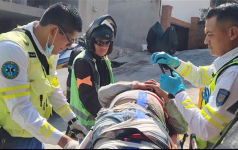 En el lugar, personal del Escuadrón de Rescate y Urgencias Médicas localizó al trabajador en el fondo del barranco con el apoyo de vecinos de la zona, quienes también colaboraron para ubicar con precisión el punto donde había quedado el lesionado. ESPECIAL