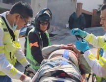 En el lugar, personal del Escuadrón de Rescate y Urgencias Médicas localizó al trabajador en el fondo del barranco con el apoyo de vecinos de la zona, quienes también colaboraron para ubicar con precisión el punto donde había quedado el lesionado. ESPECIAL