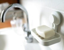 Es fundamental dejar actuar el producto por un periodo de 30 minutos antes de tallar con la escobilla y descargar el agua. UNSPLASH