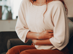 Cuidar la salud intestinal implica adoptar hábitos que favorezcan el equilibrio del organismo, como mantener una alimentación balanceada, una buena hidratación y controlar el estrés.  CANVA