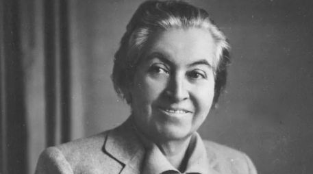 La escritora chilena Gabriela Mistral, se dedicó desde joven a la enseñanza y a promover la lectura entre niños. AFP/ Archivo
