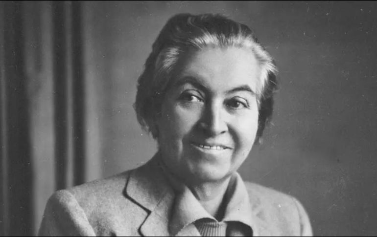 La escritora chilena Gabriela Mistral, se dedicó desde joven a la enseñanza y a promover la lectura entre niños. AFP/ Archivo