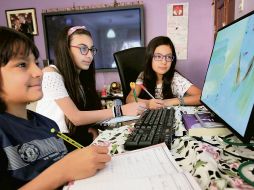 Especialistas advierten que el uso excesivo de las pantallas o los celulares en las aulas puede afectar el aprendizaje y la socialización de los alumnos, por lo que recomiendan equilibrarlo con los libros impresos. EL INFORMADOR/Archivo