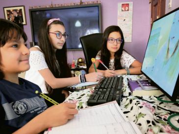 Especialistas advierten que el uso excesivo de las pantallas o los celulares en las aulas puede afectar el aprendizaje y la socialización de los alumnos, por lo que recomiendan equilibrarlo con los libros impresos. EL INFORMADOR/Archivo