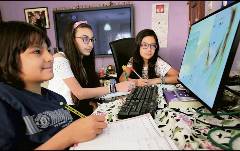 Especialistas advierten que el uso excesivo de las pantallas o los celulares en las aulas puede afectar el aprendizaje y la socialización de los alumnos, por lo que recomiendan equilibrarlo con los libros impresos. EL INFORMADOR/Archivo