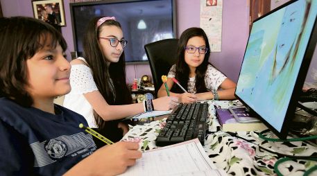 Especialistas advierten que el uso excesivo de las pantallas o los celulares en las aulas puede afectar el aprendizaje y la socialización de los alumnos, por lo que recomiendan equilibrarlo con los libros impresos. EL INFORMADOR/Archivo