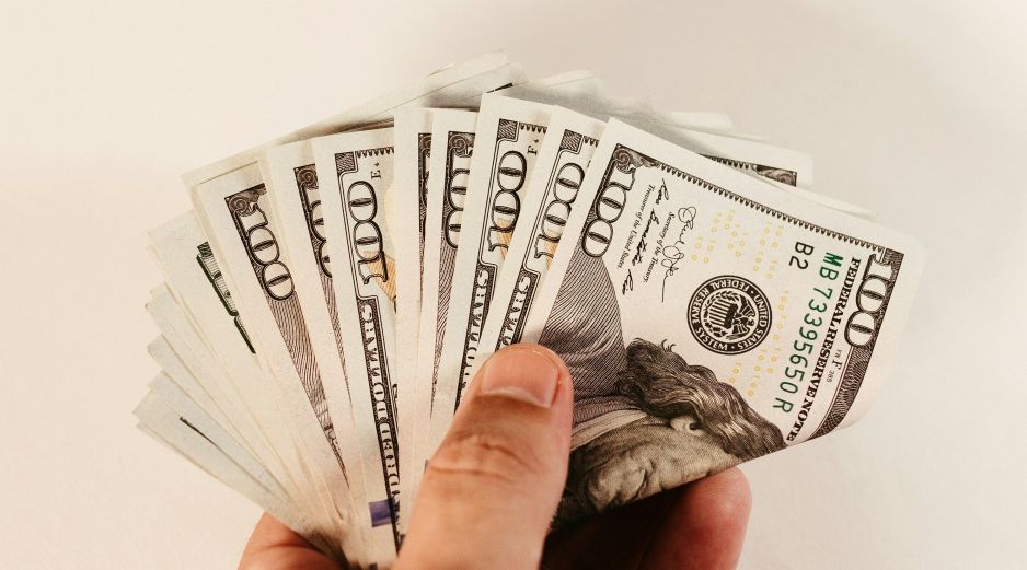 El pasado lunes 16 de marzo de 2026, el peso recuperó terreno frente al dólar. UNSPLASH/ J. BORBA