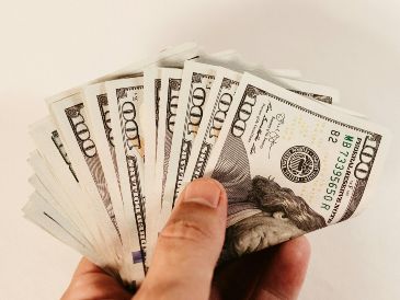 El pasado lunes 16 de marzo de 2026, el peso recuperó terreno frente al dólar. UNSPLASH/ J. BORBA