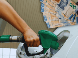 El principal de ellos es la cotización de la gasolina en los mercados internacionales, así como el tipo de cambio del dólar. ESPECIAL / CANVA