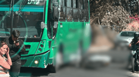 Al arribar al sitio, los oficiales localizaron a un joven motociclista tendido sobre la vía pública, aparentemente inconsciente. ESPECIAL