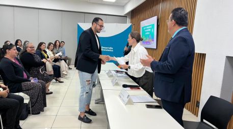 Esta mañana, en las oficinas de la Sedeco, se entregaron los primeros 60 reconocimientos 