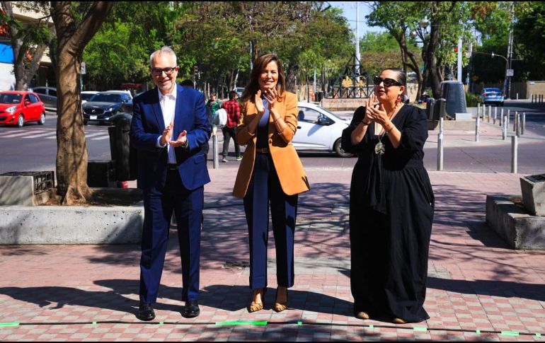El acto inaugural reunió a autoridades culturales, organizadores y estudiantes de la Preparatoria de Tlajomulco, quienes presenciaron el corte de listón que marca el inicio formal de las actividades previas al festival. EL INFORMADOR/ J. Acosta