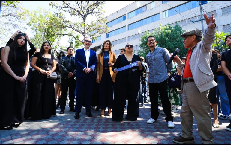 El acto inaugural reunió a autoridades culturales, organizadores y estudiantes de la Preparatoria de Tlajomulco, quienes presenciaron el corte de listón que marca el inicio formal de las actividades previas al festival. EL INFORMADOR/ J. Acosta